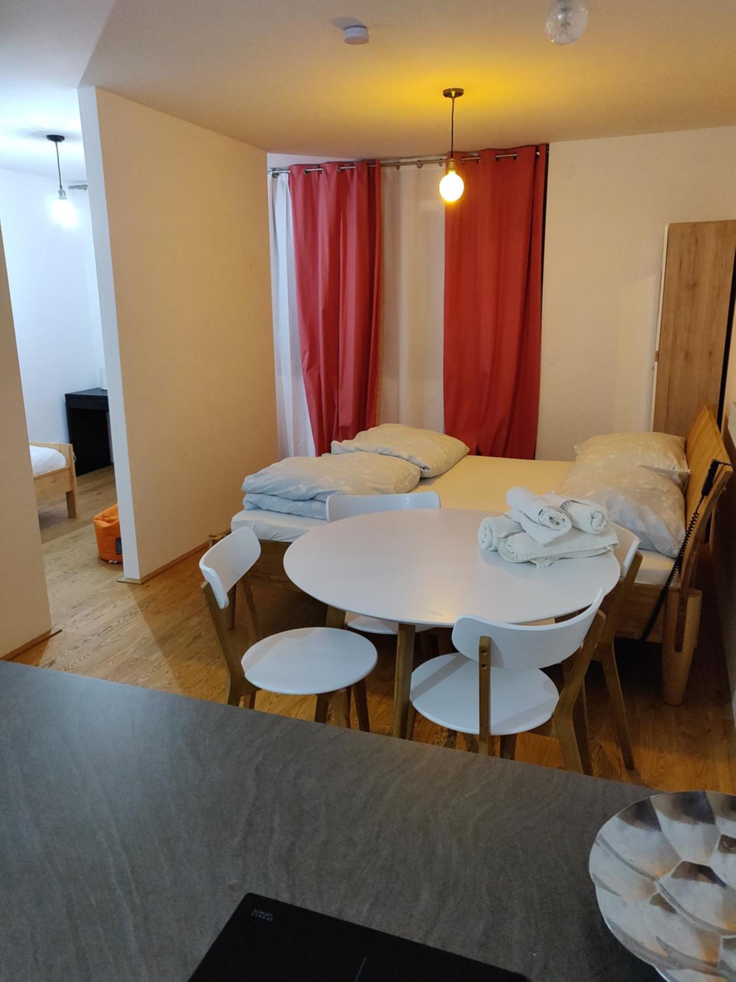 Beautiful With Parking, Brilliant Location *