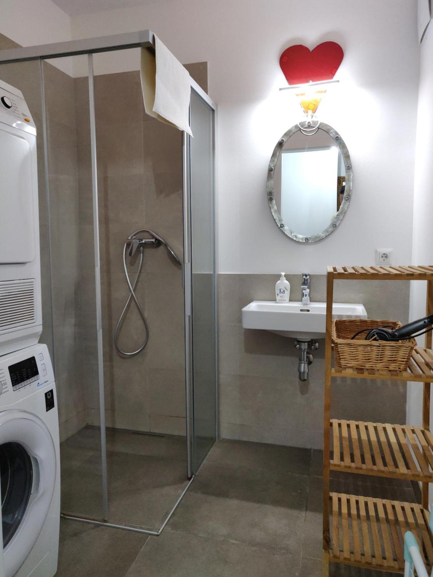 Apartment Beautiful With Parking, Brilliant Location *