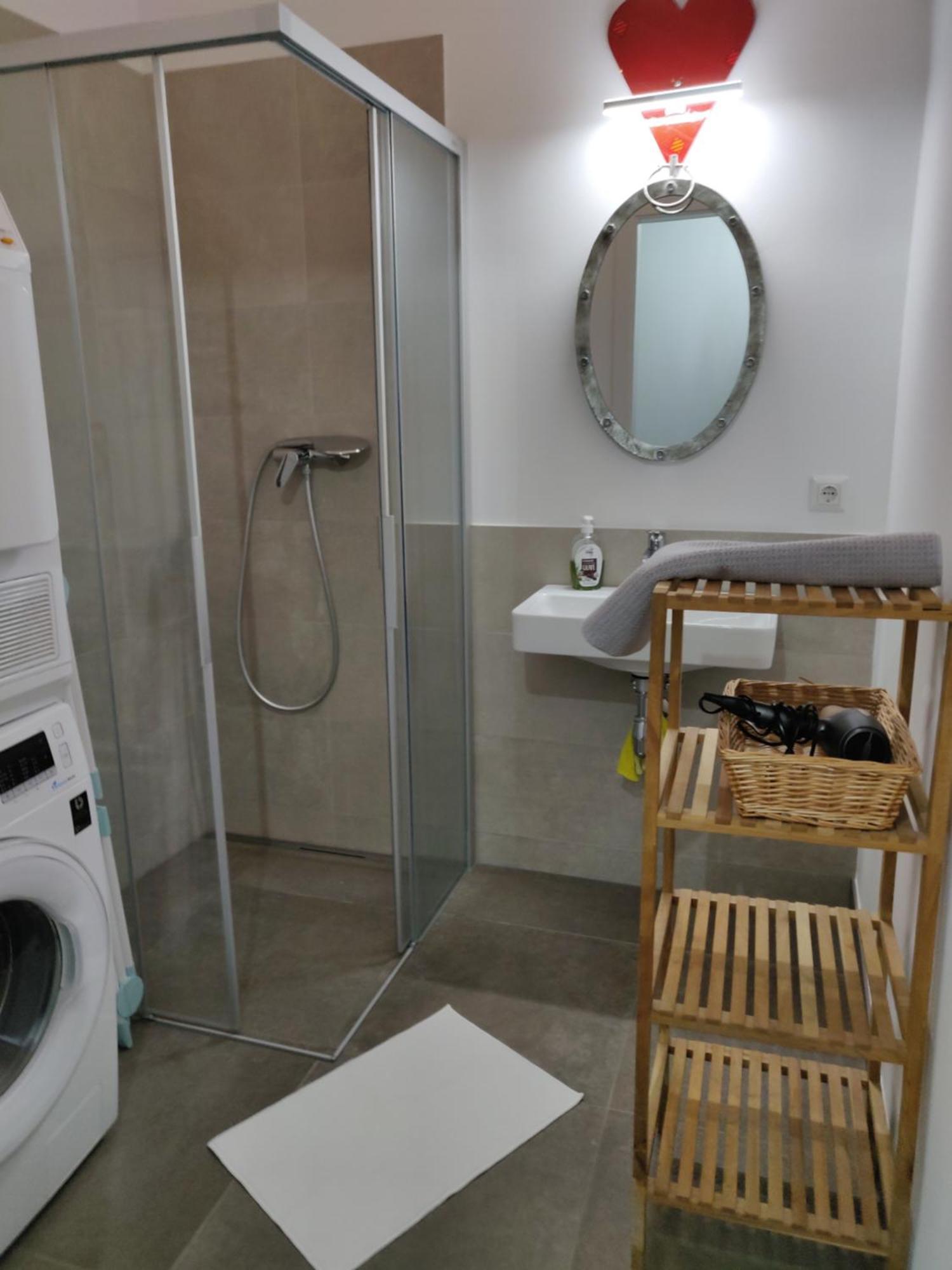 Beautiful With Parking, Brilliant Location Apartment *