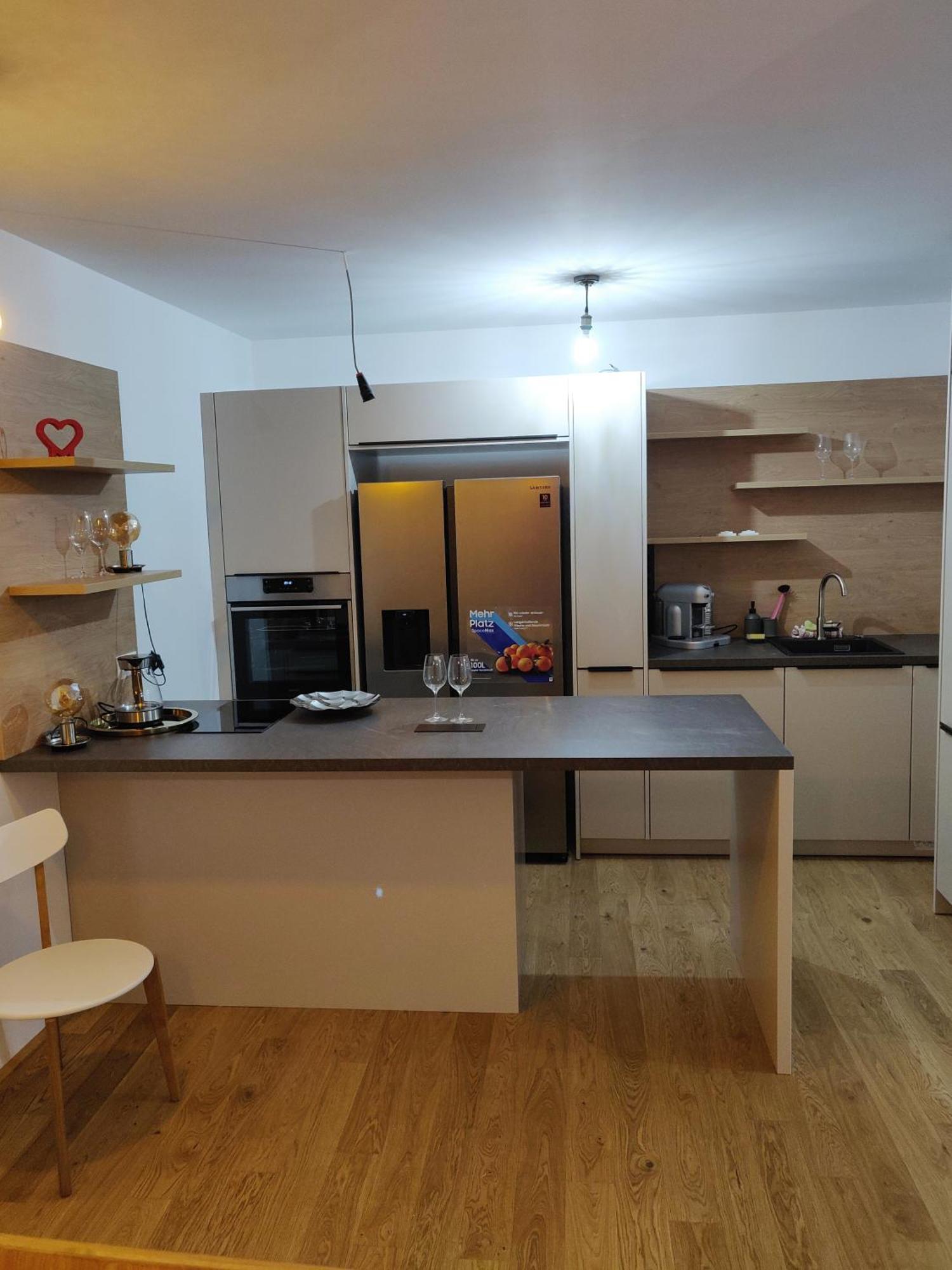 Beautiful With Parking, Brilliant Location